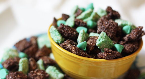 2013-04-03-thin-mint-chex-mix-586x322