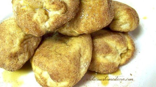 Cinnamon coated apple pie poppers