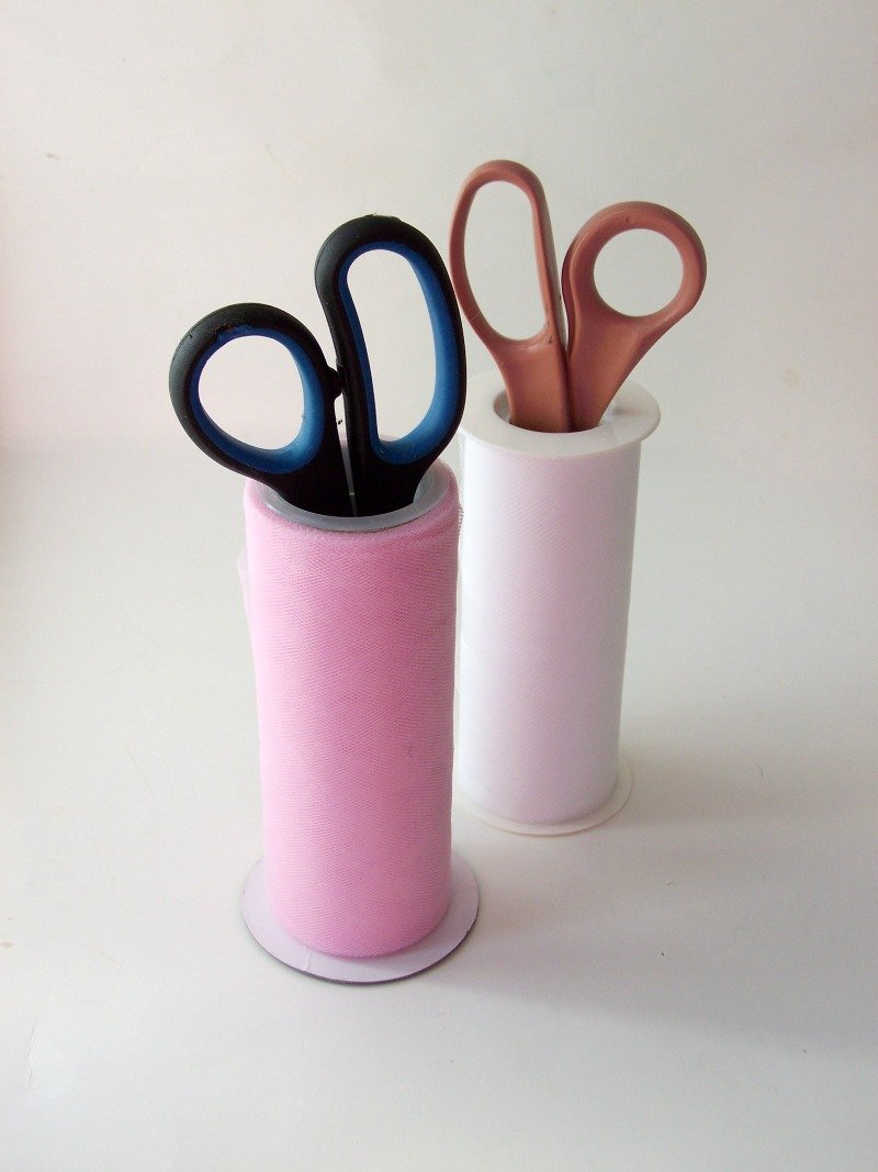 DIY Craft Room Tulle Scissor Holder Stands at sewlicioushomedecor.com
