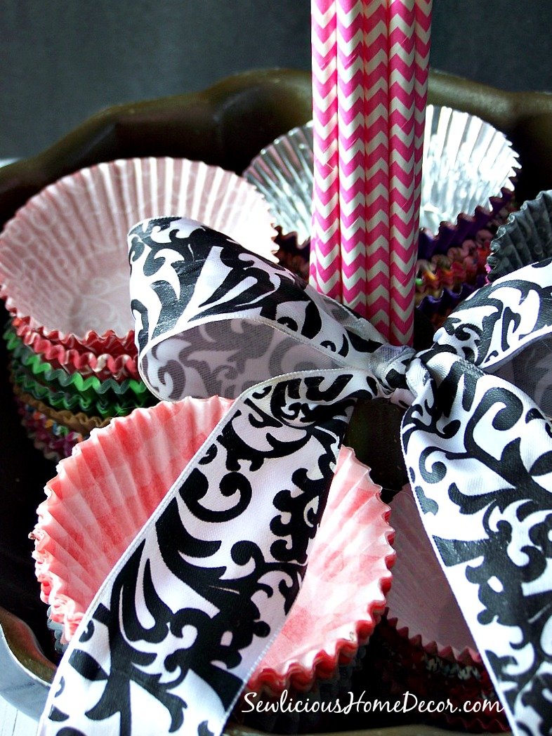 Bundt Pan Gift Basket ideas. Fill with cupcake liners and paper straws. 