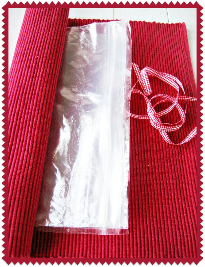 Plastic Baggie and Placemat Rollup Organizer at sewlicioushomedecor.com