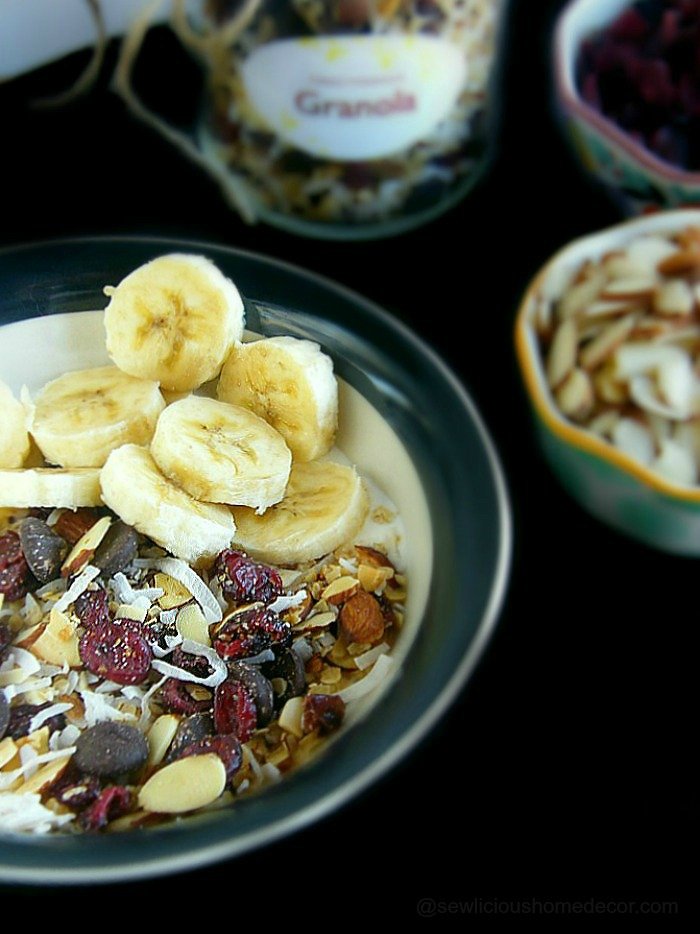 Nanas Homemade Granola with almonds oats cranberries and coconut at sewlicioushomedecor.com