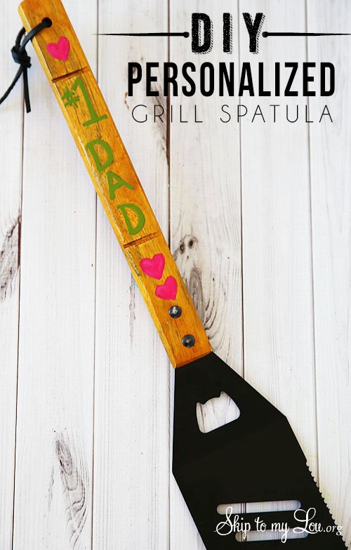 A Father’s Day gift that dad is sure to flip over. DIY Personalized Grill Spatula at Tidymom.net