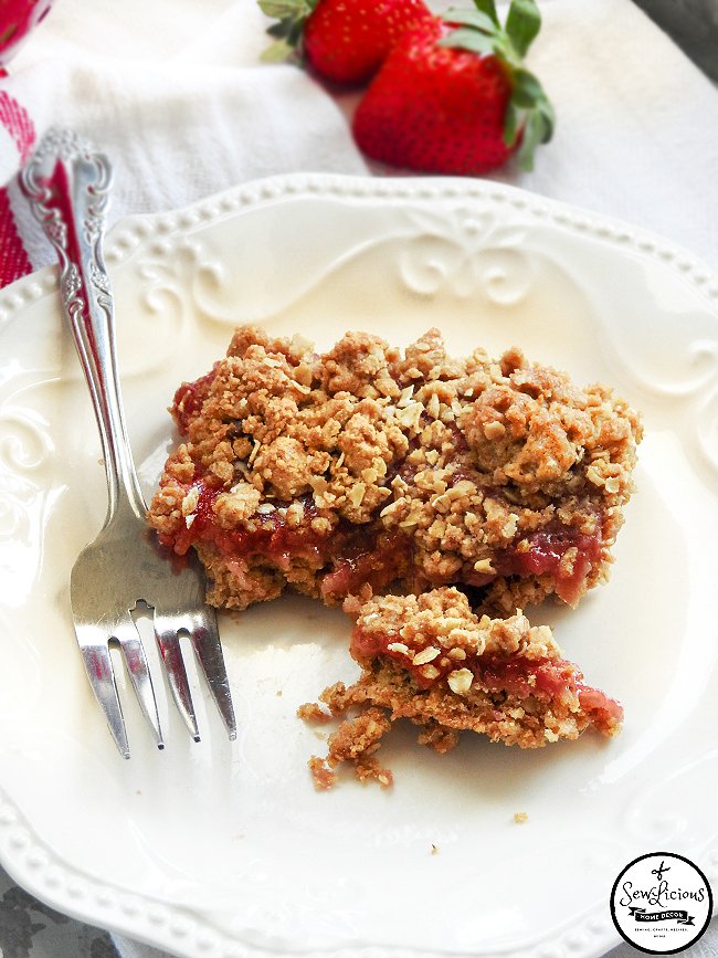 homemade-strawberry-crisp-made-with-an-oatmeal-brown-sugar-stopping-and-a-homemade-strawberry-filling-sewlicioushomedecor-com