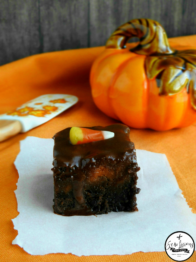 fall-pumpkin-pie-brownies-with-chocolate-frosting-these-make-a-perfect-dessert-for-thanksgiving-sewlicioushomedecor-com