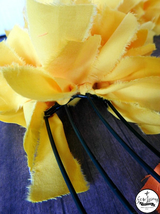 how-to-make-a-fabric-wreath-sewlicioiushomedecor-com